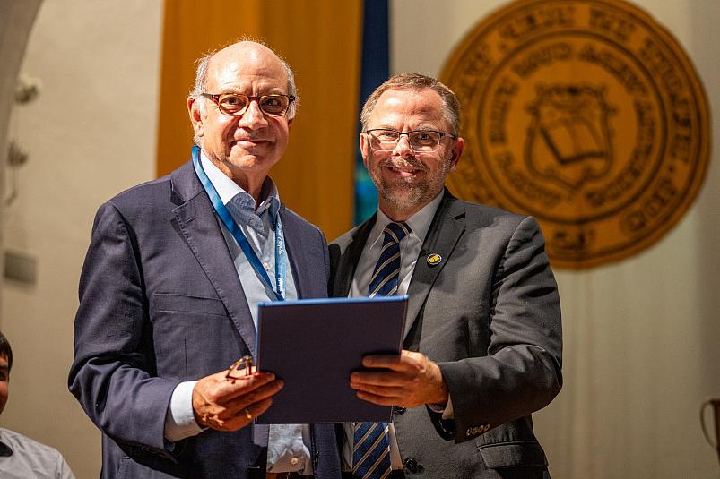 President Eric Boynton presents the Distinguished Alumni Award to Al Gerhardstein'73.