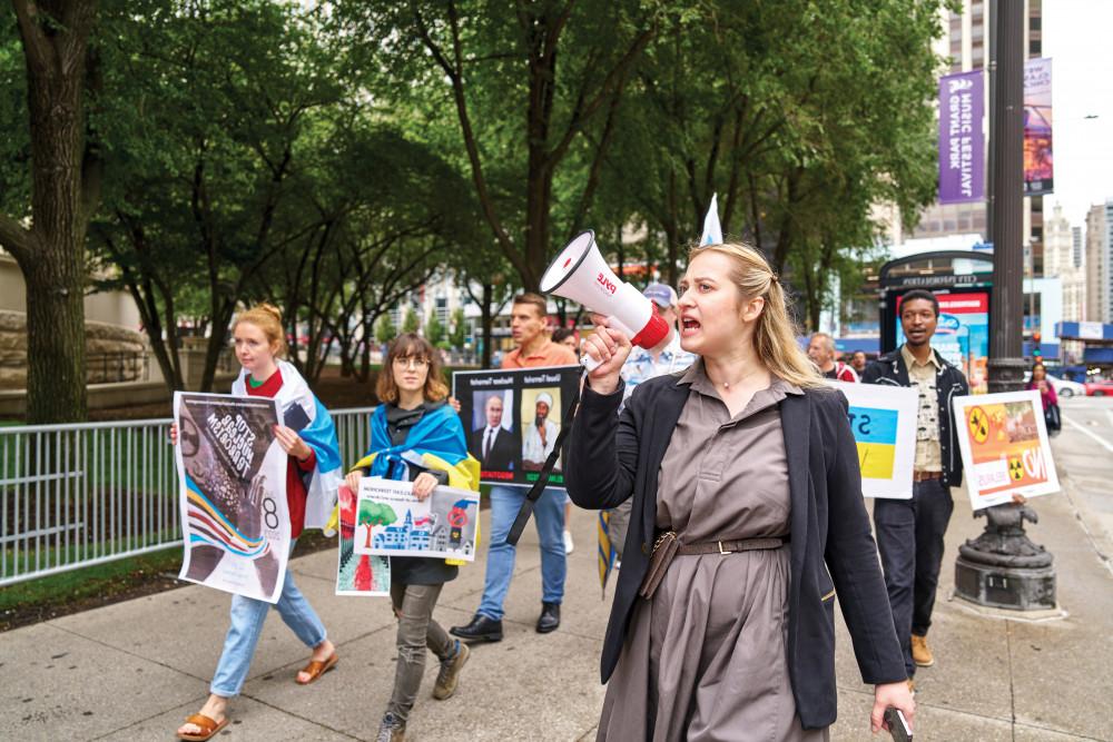 Anastasia Voronovsky'21 leads activists at a rally in Chicago protesting the invasion of 乌克兰.